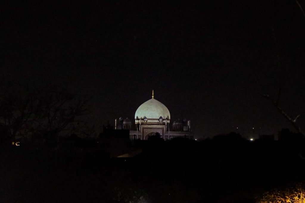 Humayun's Tomb viewed from Barapullah flyover
